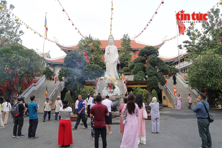 Người dân TP Hồ Chí Minh đi chùa cầu an Rằm tháng Giêng
