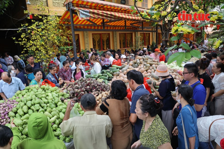 Lan tỏa yêu thương từ ‘siêu thị 0 đồng’ tại chùa Chandarangsay