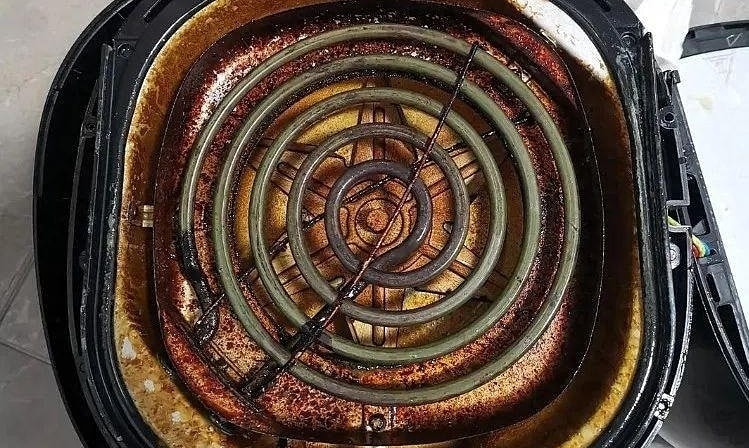 Hiểm họa khi quên vệ sinh mâm nhiệt của nồi chiên không dầu