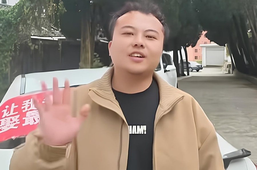 Thoát tắc đường nhờ tấm biển 'đang đi cầu hôn'