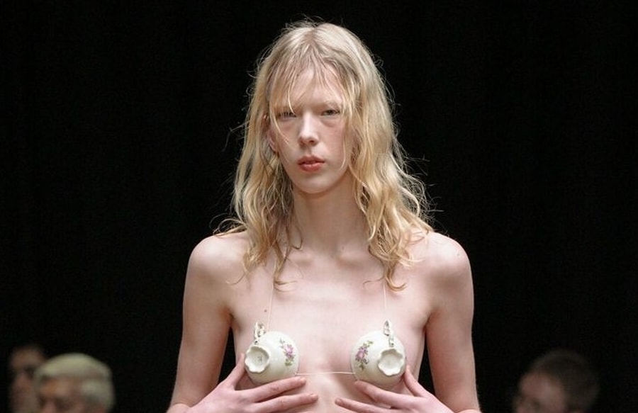 Người mẫu trình diễn áo ngực làm từ tách trà