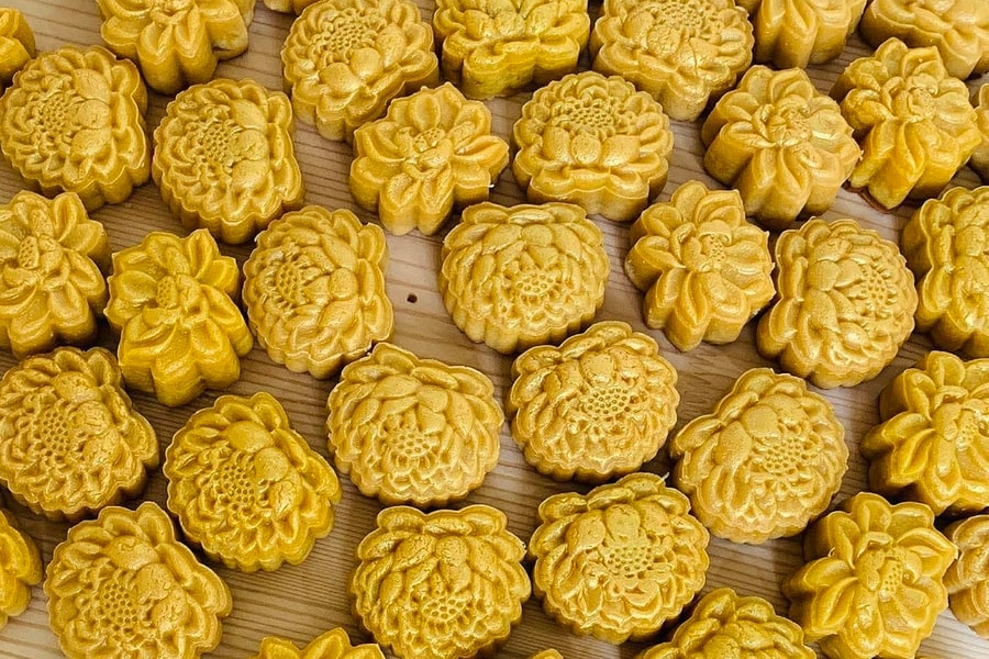 Bánh trung thu hoa sen mini hút khách dịp rằm tháng Giêng