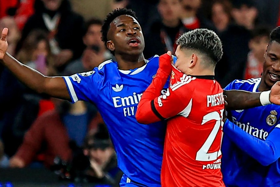 Chủ tịch FIFA đề xuất thẻ đỏ cho cầu thủ che miệng khi tranh cãi trên sân