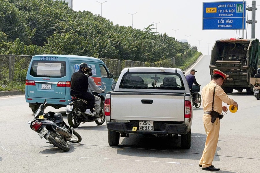 Tài xế xe bán tải cố tình chèn ngã ba người đi xe máy bị tạm giữ