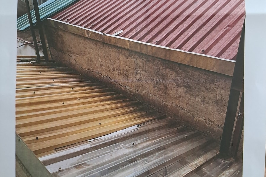 Hàng xóm cưa tường nhà tôi để lắp mái tôn