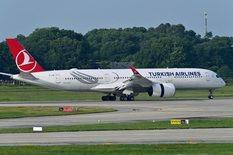 Hành khách lao đao khi đường bay đến Trung Đông bị dừng