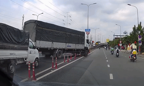 Xe tải nghiến qua hàng dài cọc tiêu để phá làn