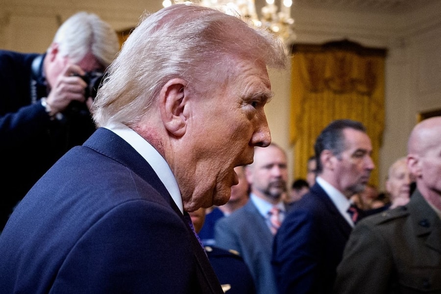 Vết đỏ trên cổ ông Trump gây chú ý