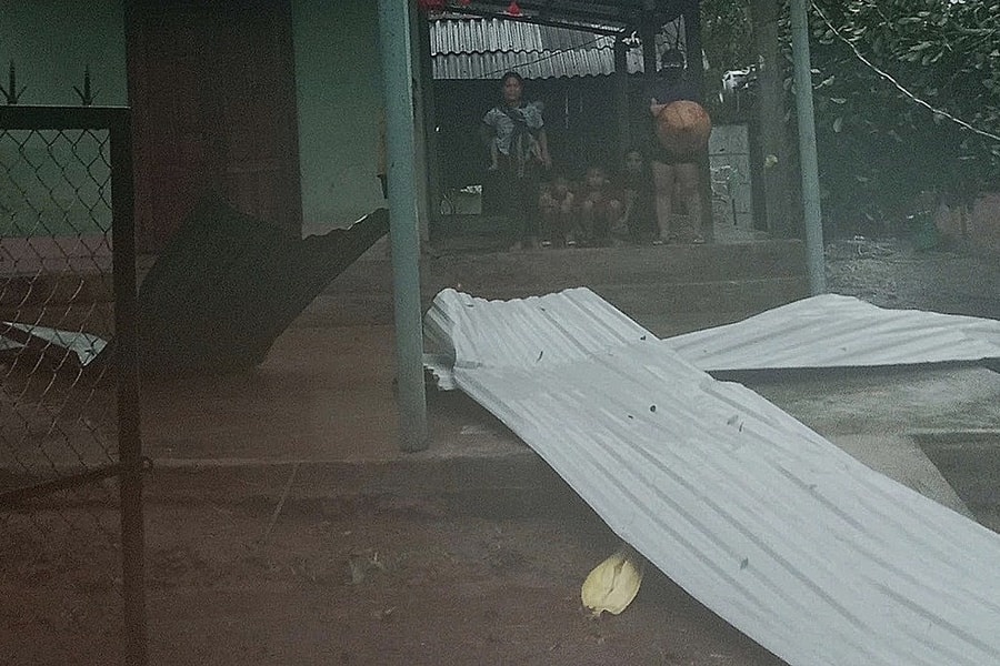 Lốc xoáy làm hơn 100 nhà tốc mái, hư hỏng