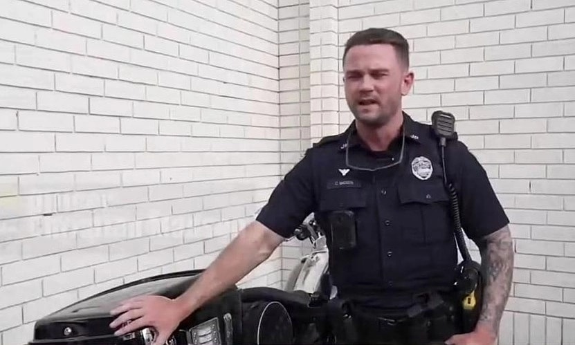 Cảnh sát bị bắt vì nhận tiền tăng ca nhưng đi hẹn hò với sếp nữ