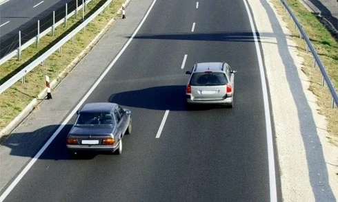 Đi tốc độ tối đa trên cao tốc có phải nhường đường?