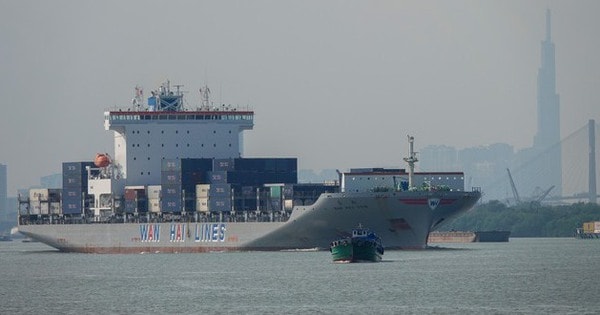 Xung đột Trung Đông: “Nghẽn cổ chai” tại Hormuz, hãng tàu áp thêm phụ phí chiến tranh