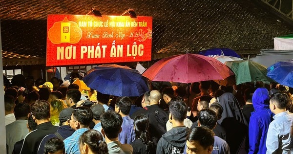 Hàng ngàn người "đội mưa" xuyên đêm chờ xin ấn đền Trần