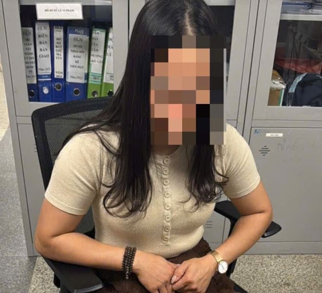 Bốn hành khách nhập cảnh về Việt Nam cất giấu 12,3 kg kim loại nghi là vàng miếng