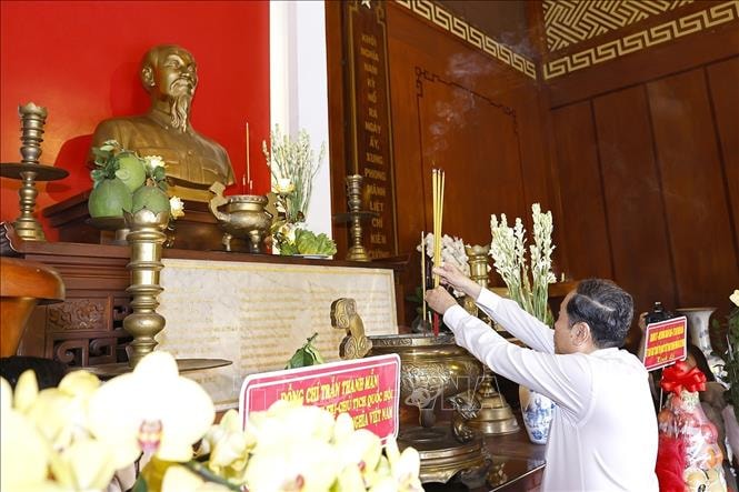 Chủ tịch Quốc hội dâng hương tại Di tích lịch sử quốc gia Ngã Ba Giồng