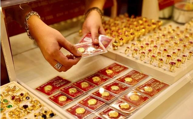 Giá vàng bật tăng hơn 1% sau cú lao dốc, cảnh báo rủi ro mua đuổi