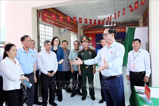 Phó Chủ tịch Quốc hội Trần Quang Phương kiểm tra công tác bầu cử tại Cần Thơ