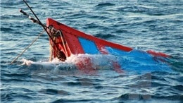 Lật tàu cá ở cửa biển Nhật Lệ, 7 thuyền viên bơi vào bờ thoát nạn