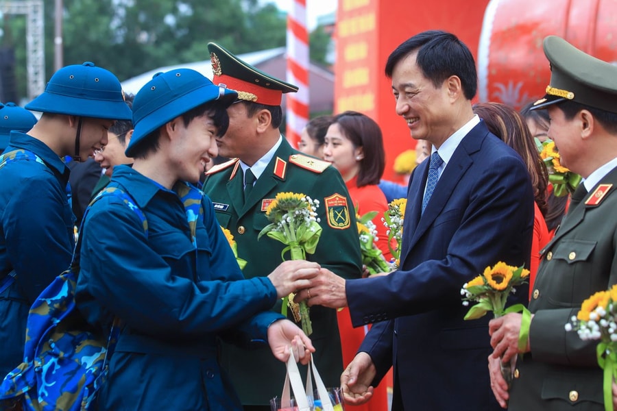 Bí thư, Chủ tịch Hà Nội động viên thanh niên Hà Nội lên đường nhập ngũ