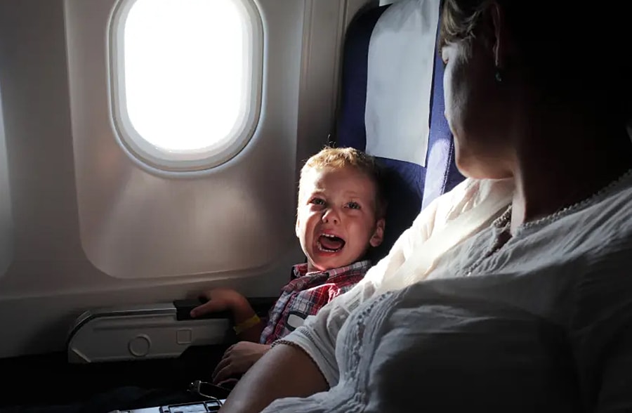 Tranh cãi cách phản ứng với trẻ em hiếu động trên máy bay