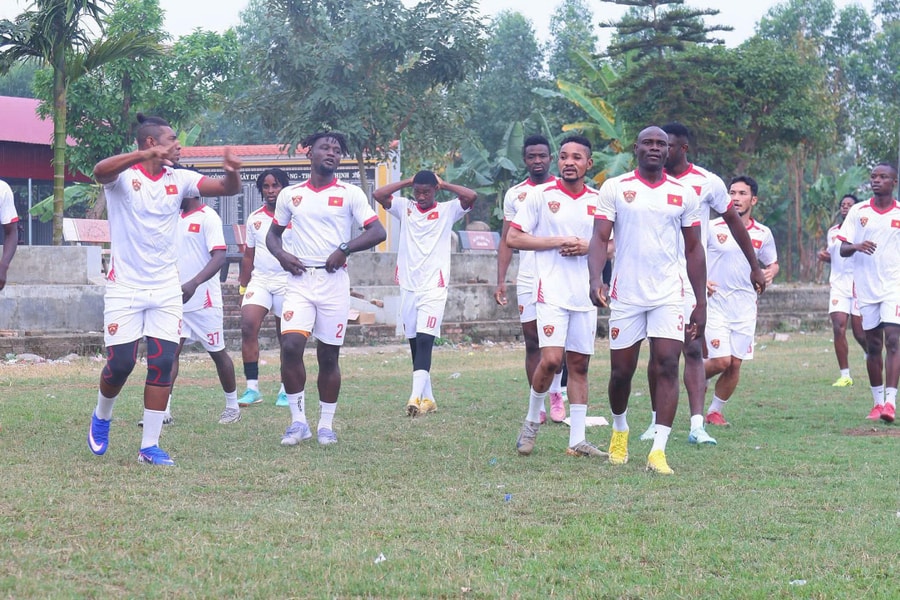 Dàn cầu thủ ngoại khuấy đảo hội làng