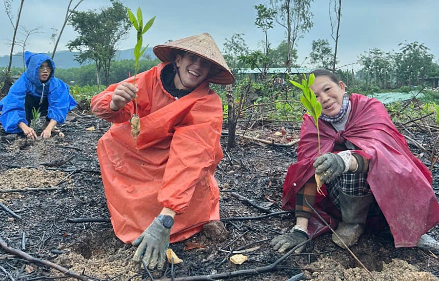 Người nước ngoài đi chăn bò, dạy học 'đổi công' ở Việt Nam