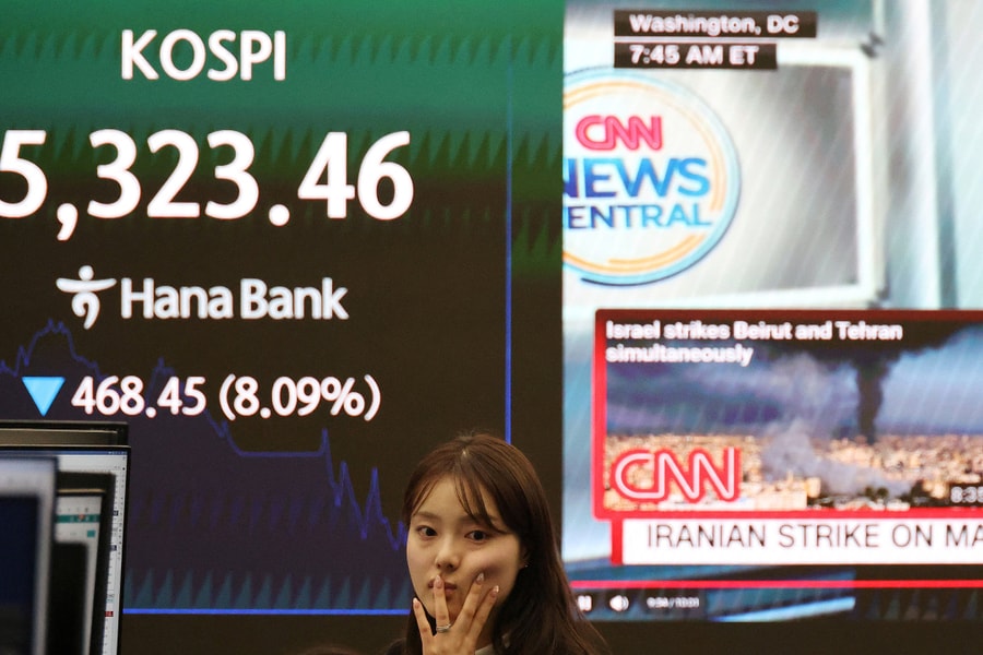 Chứng khoán Hàn Quốc 'ngắt cầu dao' khi giảm hơn 12%