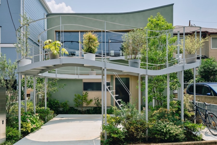 Kiến trúc sư tự thiết kế nhà với ban công thép uốn lượn