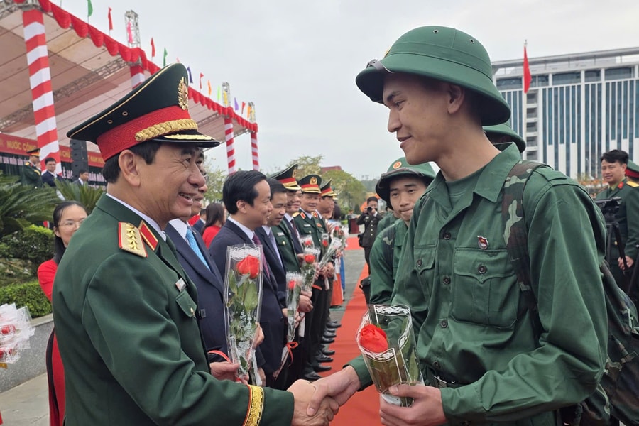 Thanh niên cả nước lên đường nhập ngũ