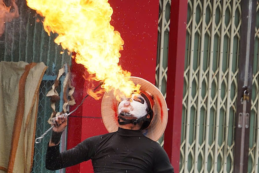 Hoá trang 'yêu quái' phun lửa, ném bột mì ở lễ hội Làm Chay