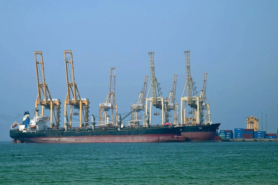 Tàu container bị đánh trúng khi băng qua Eo biển Hormuz