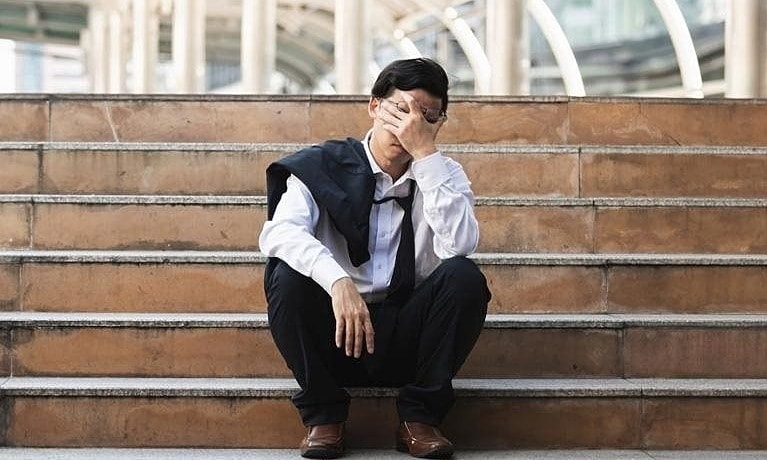 Tôi như đứa thất bại vì bạn bè 25 tuổi mua nhà, mở công ty startup