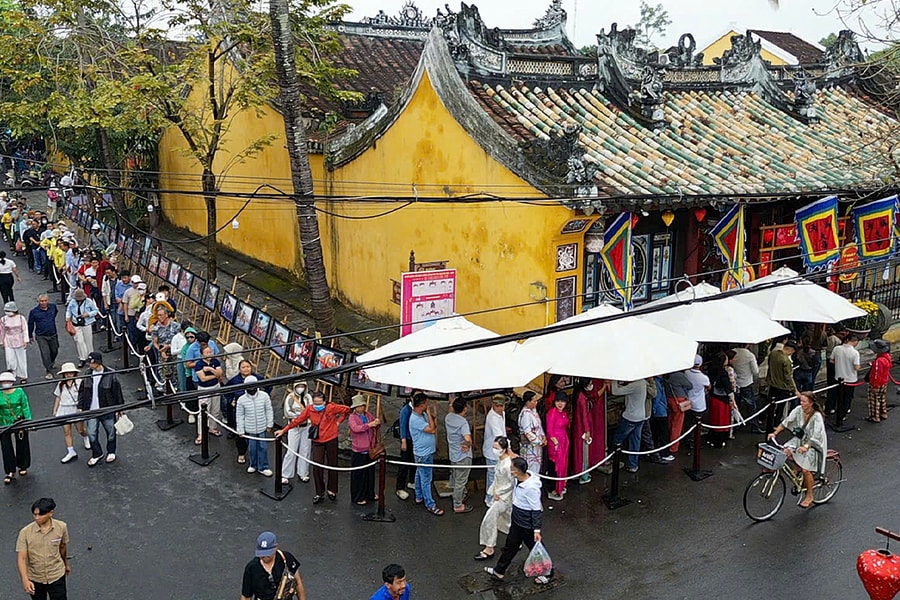 Xếp hàng gần một km chờ sờ tượng ngựa cầu may ở Hội An