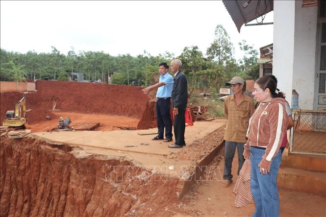 Đồng Nai dừng thi công đoạn đường khiến nhà dân chênh vênh mép vực