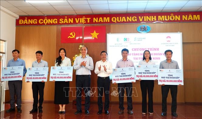 Hỗ trợ xây dựng 18 căn nhà Đại đoàn kết cho hộ khó khăn tại Tây Ninh