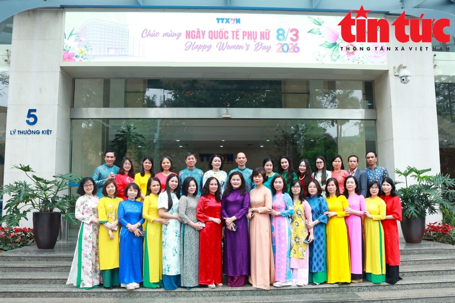 Sắc áo dài rạng rỡ trên phố dịp Quốc tế Phụ nữ 8/3