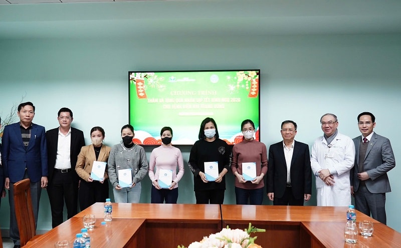 Trao sổ BHXH thẻ BHYT lan tỏa nghĩa tình an sinh trong cộng đồng