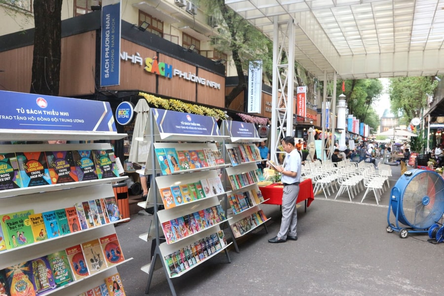 Tặng 2.000 cuốn sách cho tủ sách thiếu nhi của Hội đồng Đội Trung ương