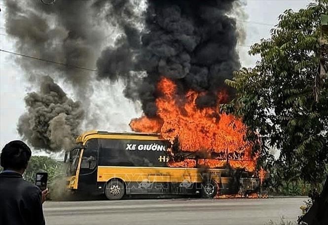 Hỏa hoạn thiêu rụi xe khách khi đang chờ đón công nhân