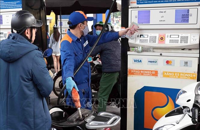 Giá xăng dầu tăng mạnh, thị trường Hà Nội vẫn ổn định