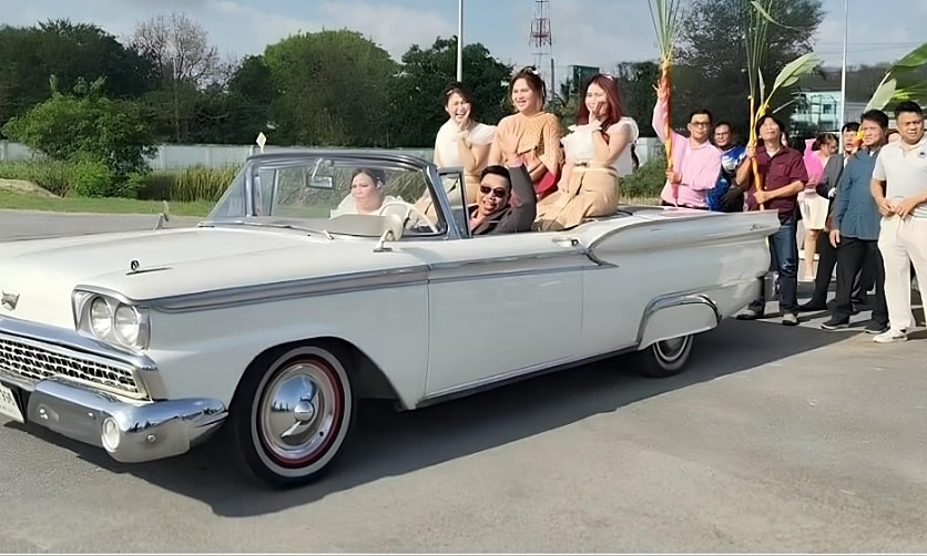 Nữ giám đốc lái xe mui trần, mang sính lễ đi hỏi cưới nhân viên