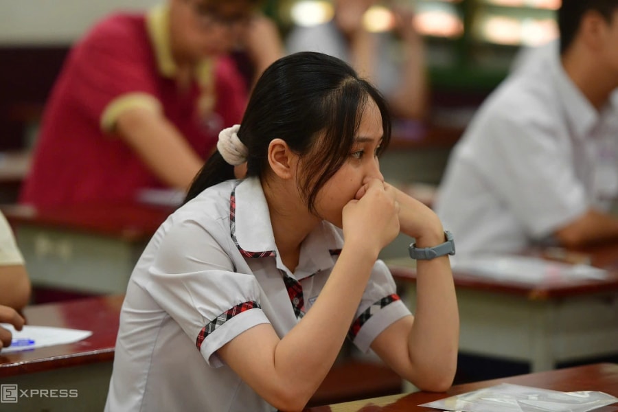 Thí sinh 'như bị đánh úp khi tuyển sinh thay đổi phút 89'