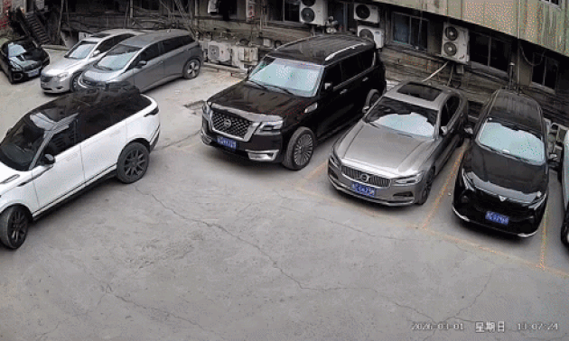 Tài xế lùi xe rơi trúng hai ôtô khác