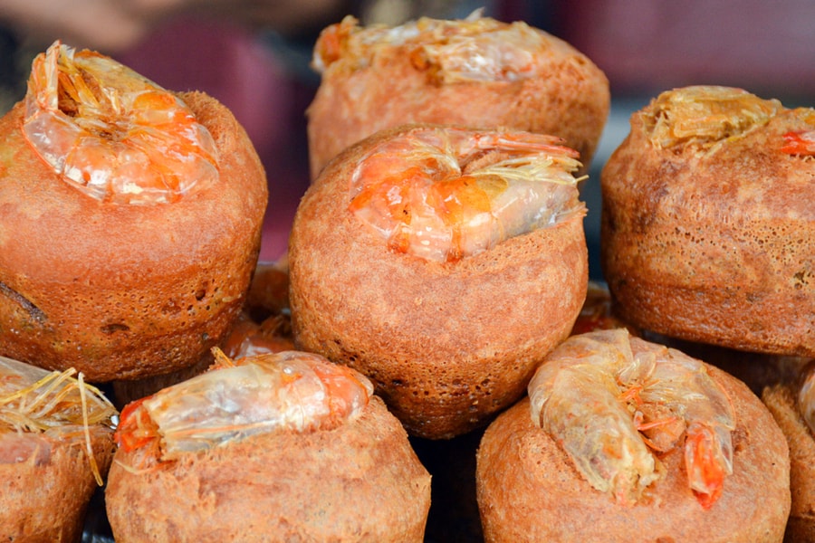 Đặc sản bánh cống Khmer bán ở ven quốc lộ