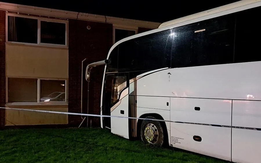 Tông xe khách 18 tấn vào phòng ngủ của bạn trai cũ