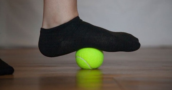 Vì sao bóng tennis lại được ví là thuốc giảm đau tự nhiên?