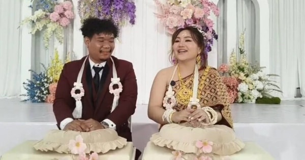 Cô dâu mang sính lễ, lái xe mui trần đến cầu hôn chú rể