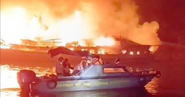 Cháy tàu du lịch chở 30 khách và 11 thuyền viên trên Vịnh Hạ Long