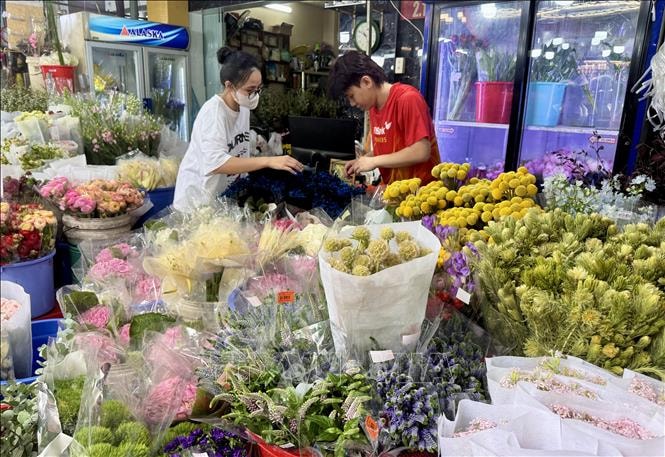Thị trường hoa tươi sôi động dịp 8/3, hoa hồng tăng giá mạnh