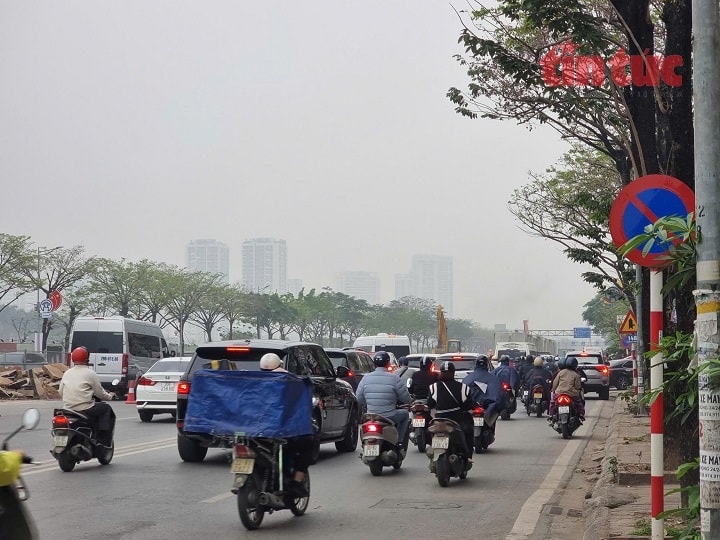 Đường Võ Chí Công thi công gây ùn tắc giờ cao điểm